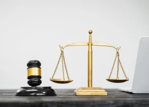 legal gavel symbolizing mesothelioma settlement payouts in Texas courts.